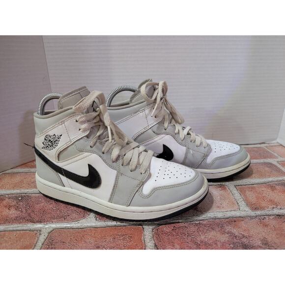 Size 7 - Women's - 5.5 Men Nike Air Jordan 1 Mid Light Smoke Grey Fog BQ6472-015 - Picture 10 of 10